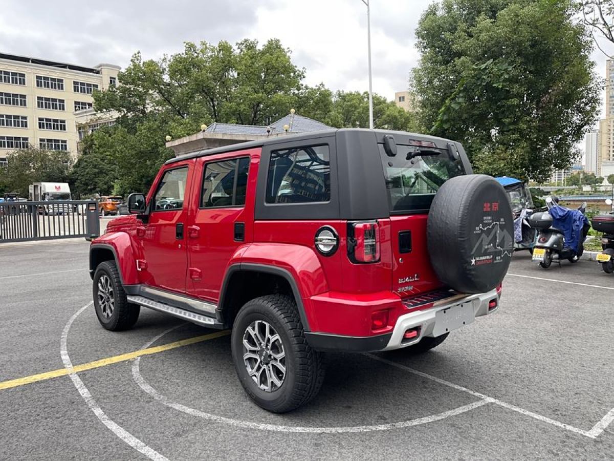 北京 BJ40  2023款 2.0T 自動四驅(qū)城市獵人版?zhèn)b客型圖片