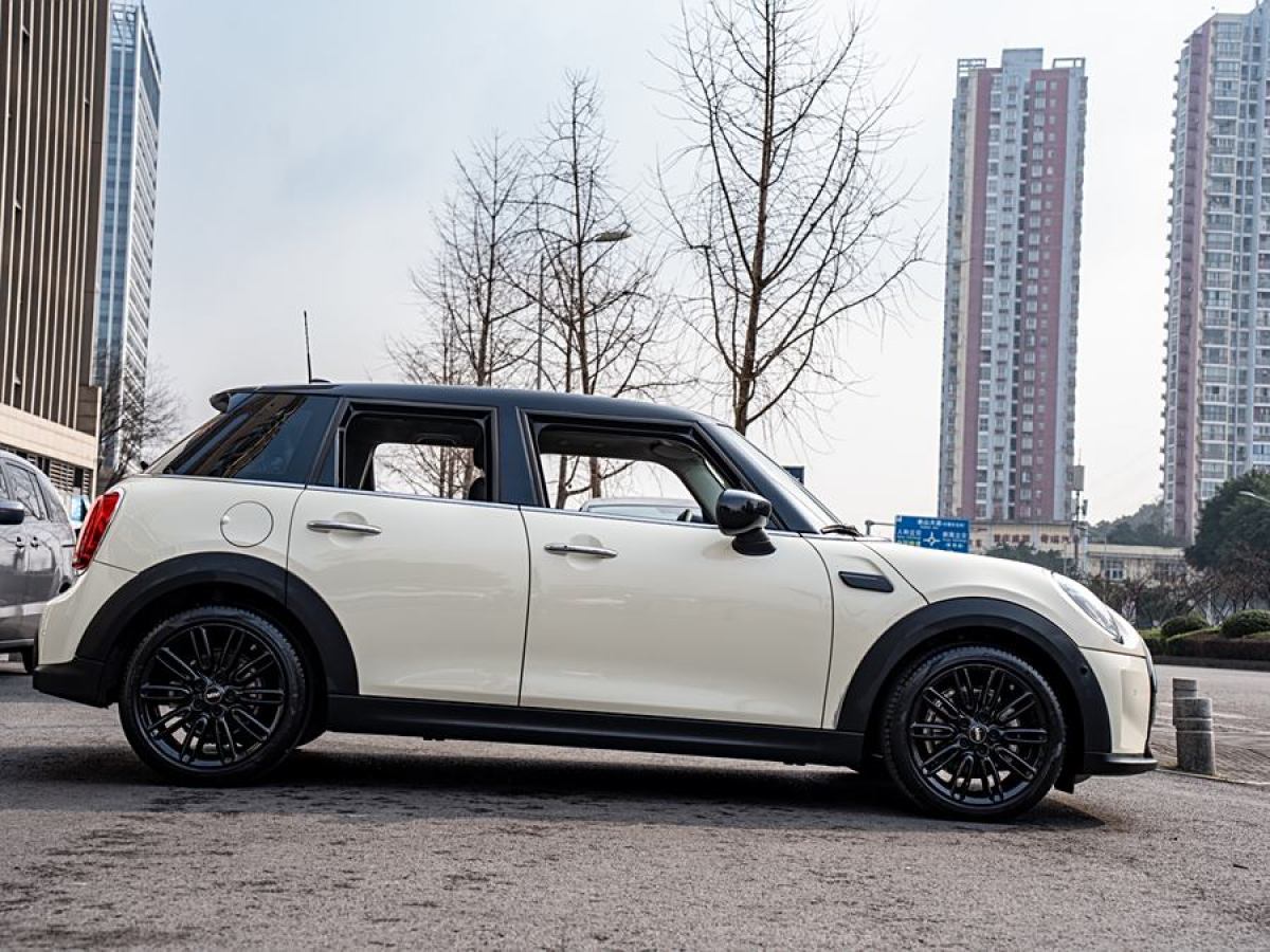 MINI MINI  2022款 改款 1.5T COOPER 藝術(shù)家 五門版圖片