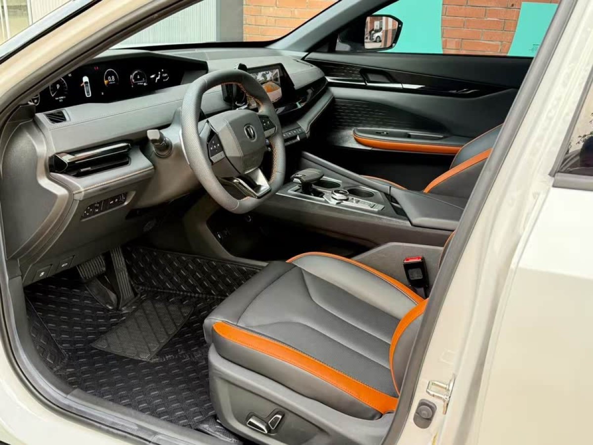 長安 長安UNI-V  2023款 1.5T 尊貴型圖片
