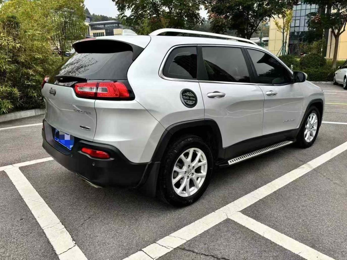 Jeep 自由光  2016款 2.0L 優(yōu)越版圖片