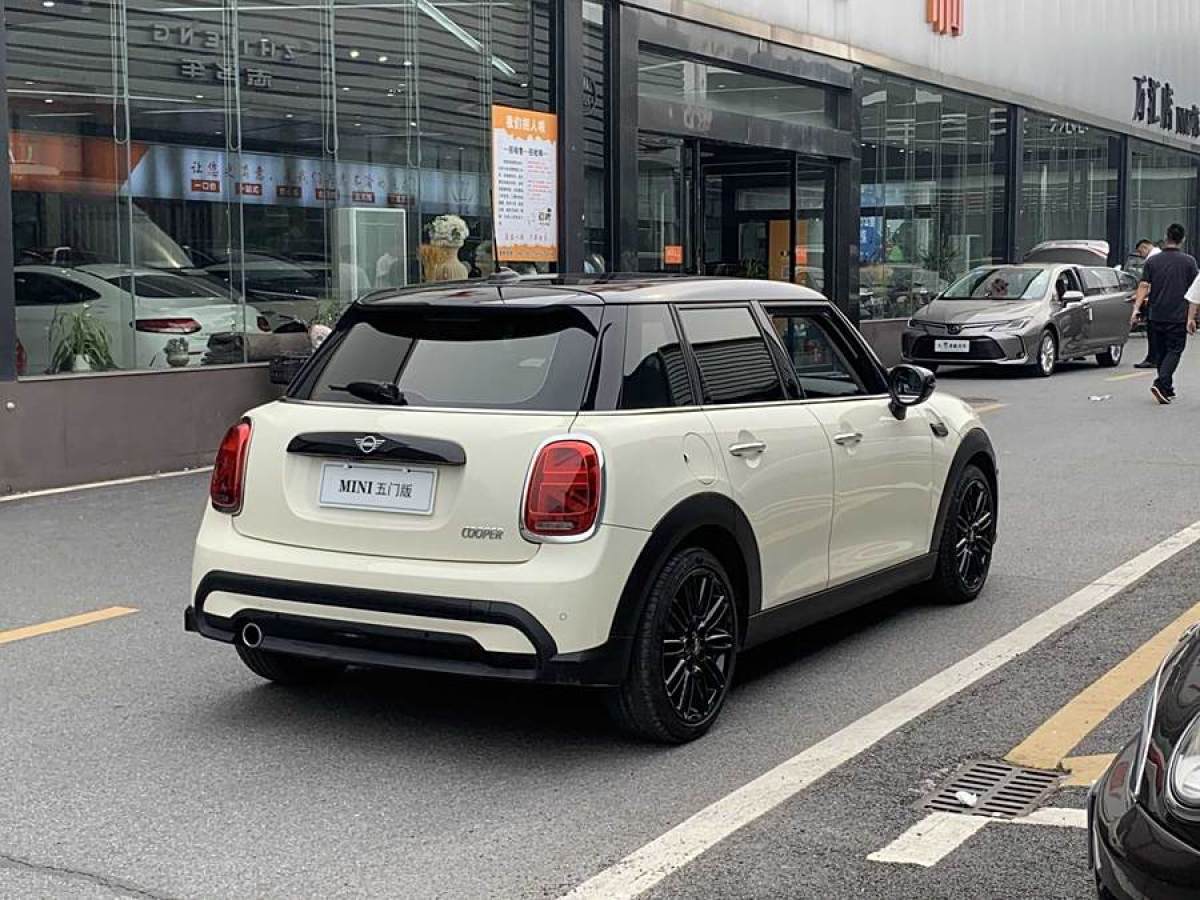 MINI MINI  2022款 1.5T COOPER 藝術(shù)家 五門版圖片