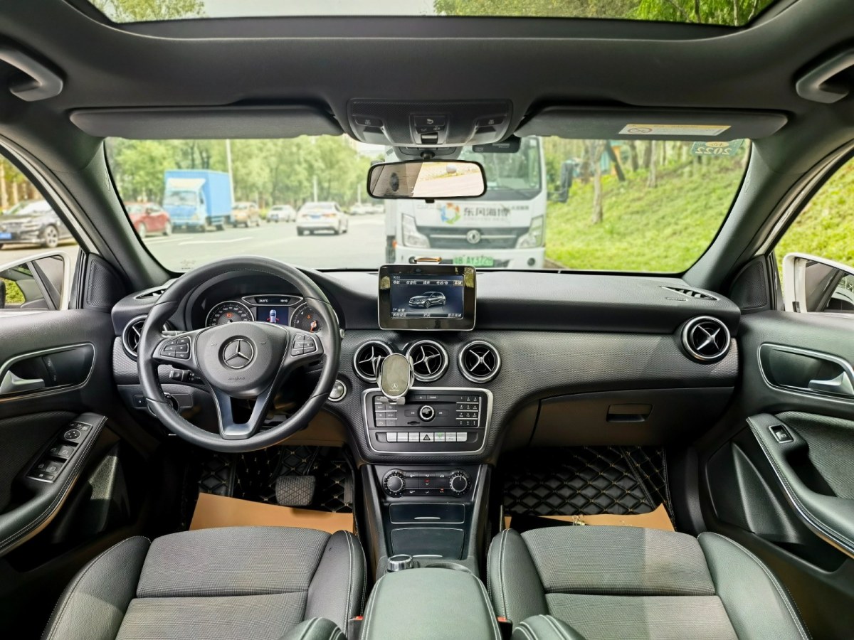 2018年3月奔驰 奔驰A级  2017款 改款 A 200 动感型