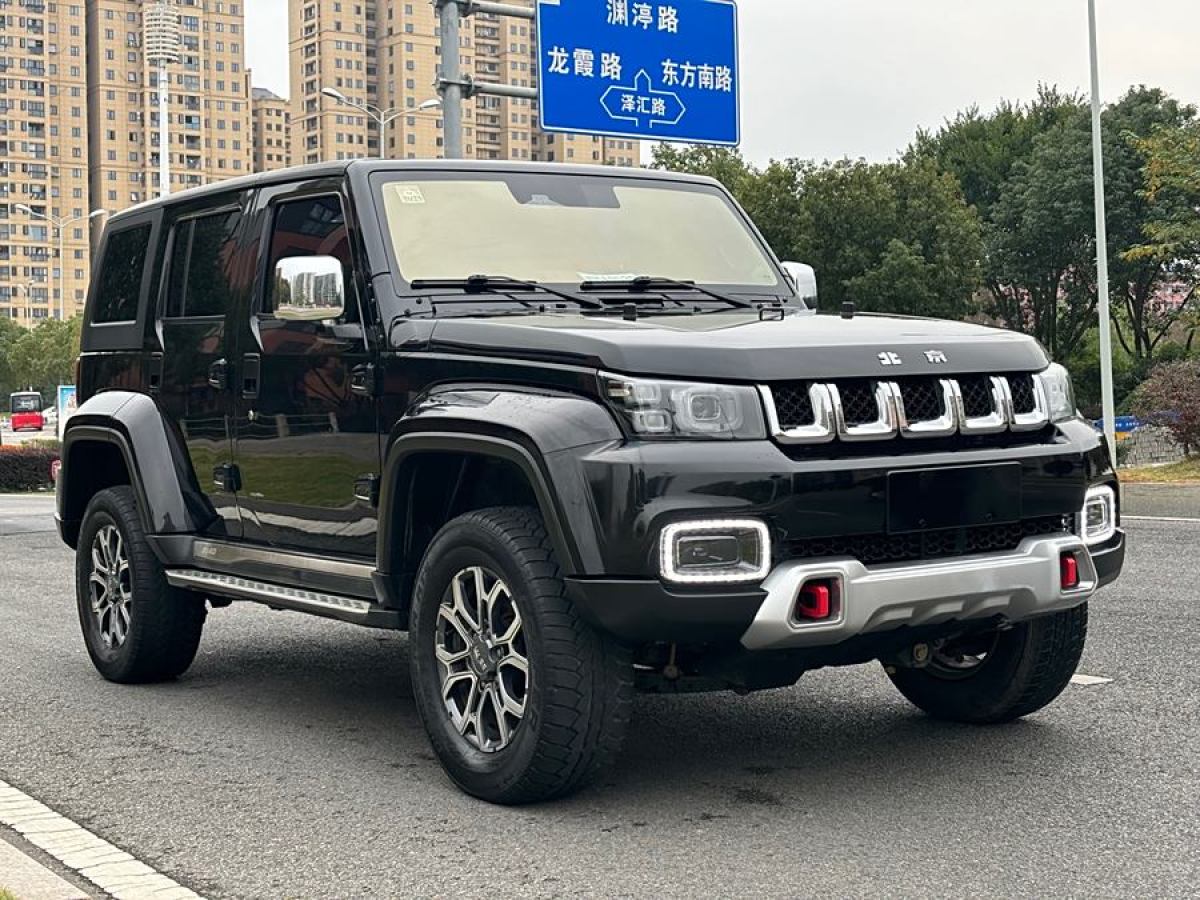 北京 BJ40  2020款 2.0T 自動(dòng)兩驅(qū)城市獵人版?zhèn)b客型圖片