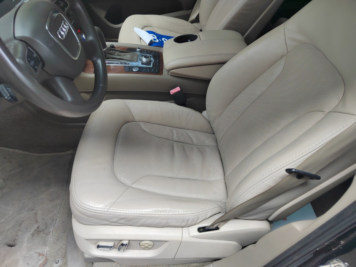 奧迪 奧迪Q7  2010款 3.0 TDI quattro 領(lǐng)先型圖片