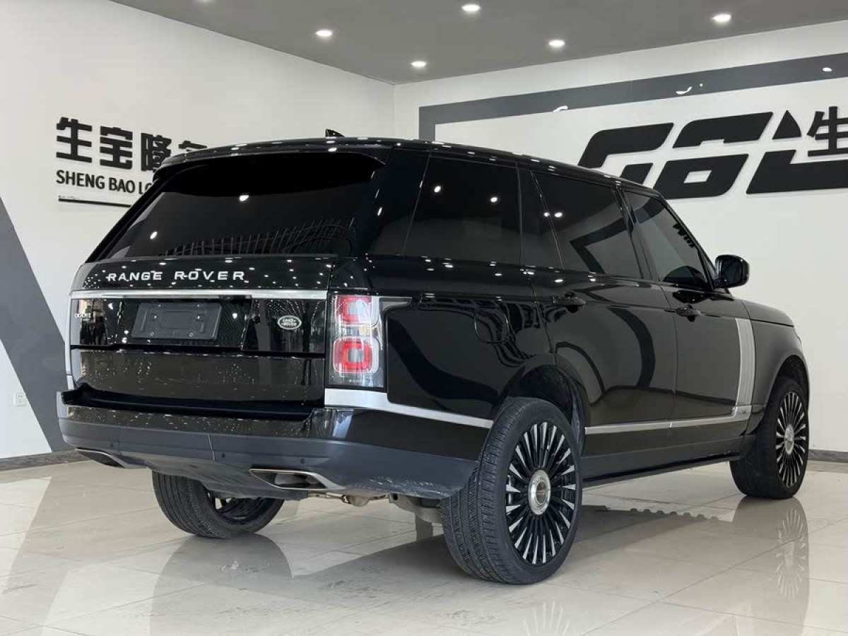 路虎 攬勝  2022款 3.0 L6 400PS 傳世加長(zhǎng)經(jīng)典版圖片