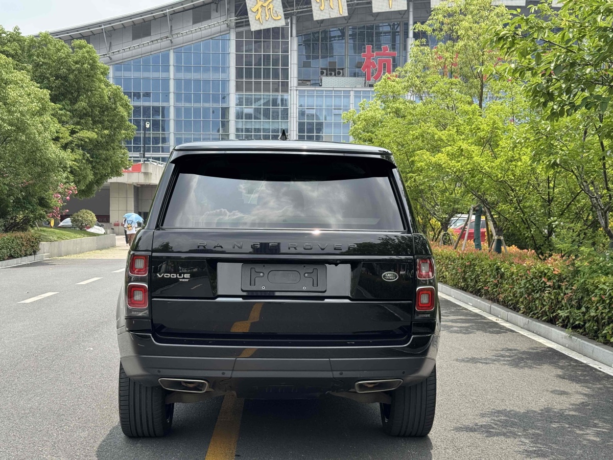 路虎 攬勝  2020款 3.0 L6 傳世加長(zhǎng)版圖片