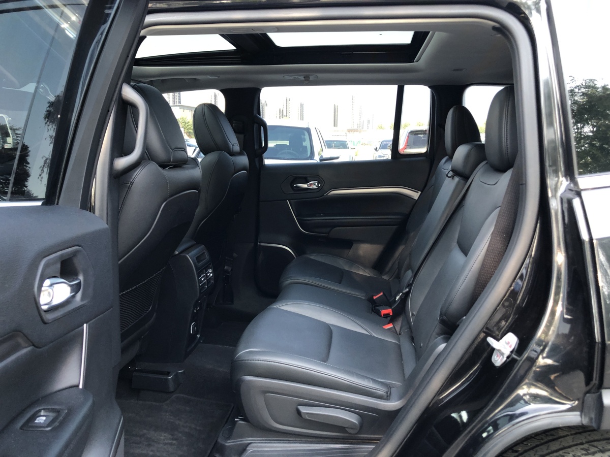 Jeep 指揮官  2018款 2.0T 兩驅(qū)進(jìn)享版圖片