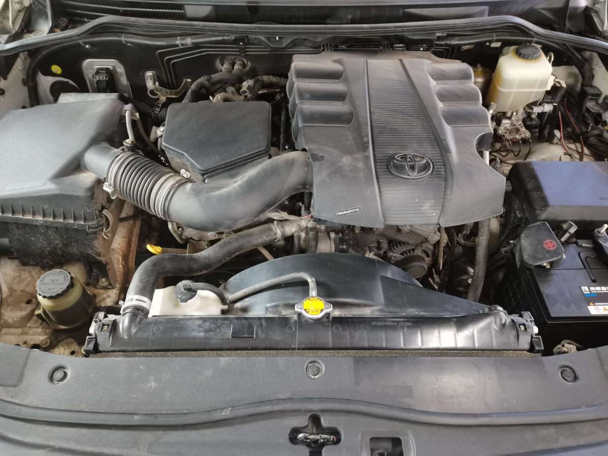 2015年11月丰田 兰德酷路泽  2015款 4.0L V6 中东低配版