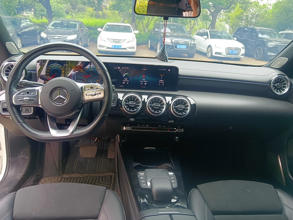 奔馳 奔馳A級(jí)  2021款 A 200 L 運(yùn)動(dòng)轎車時(shí)尚型圖片