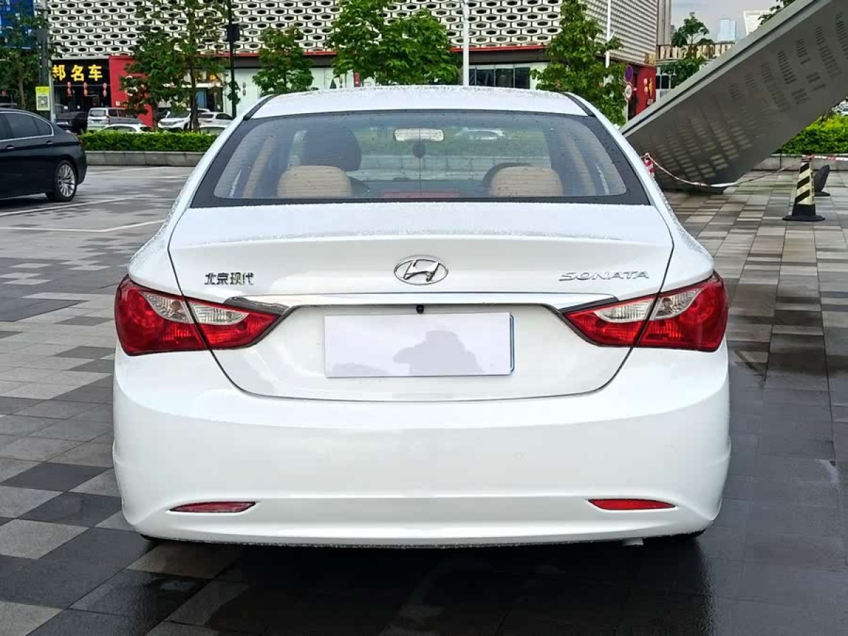 現(xiàn)代 索納塔  2011款 2.0L 自動領(lǐng)先版圖片