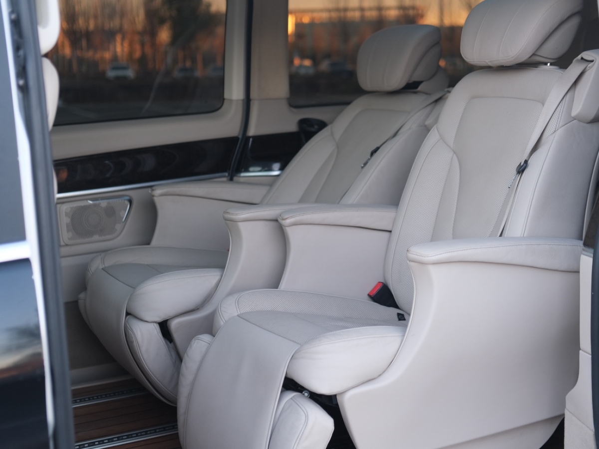 奔驰 V级  2016款 V 260 L 尊贵加长版图片