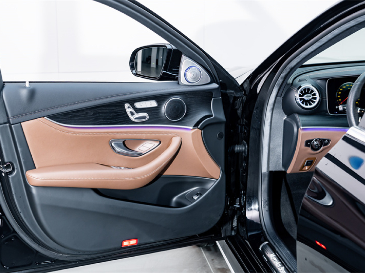奔驰 奔驰E级  2022款 改款二 E 300 L 运动时尚型图片