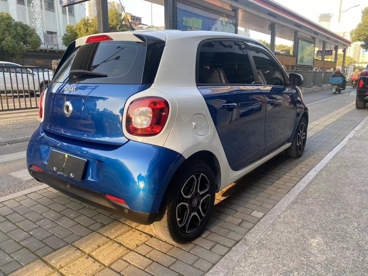 2017年9月smart forfour  2016款 1.0L 52千瓦灵动版