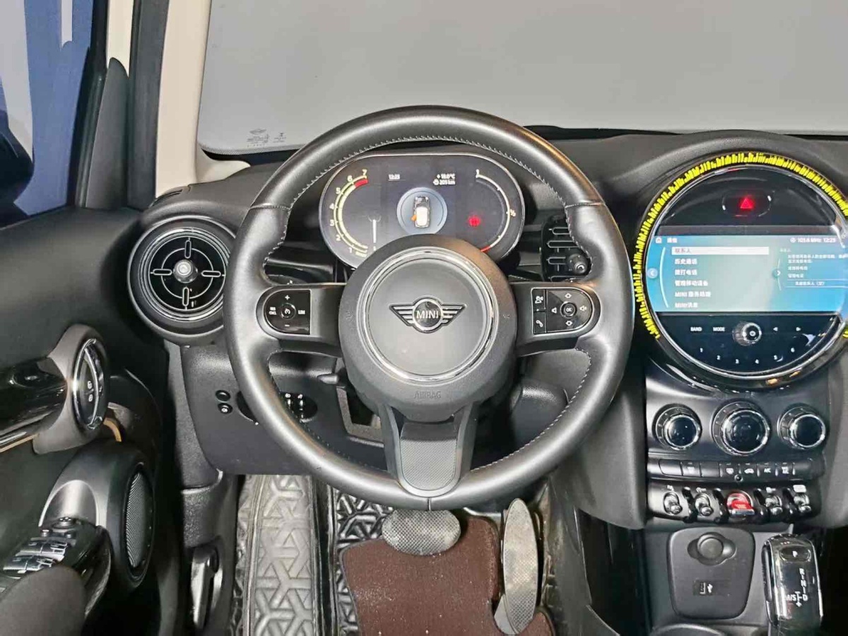 MINI MINI  2022款 改款 1.5T COOPER 藝術(shù)家 五門(mén)版圖片