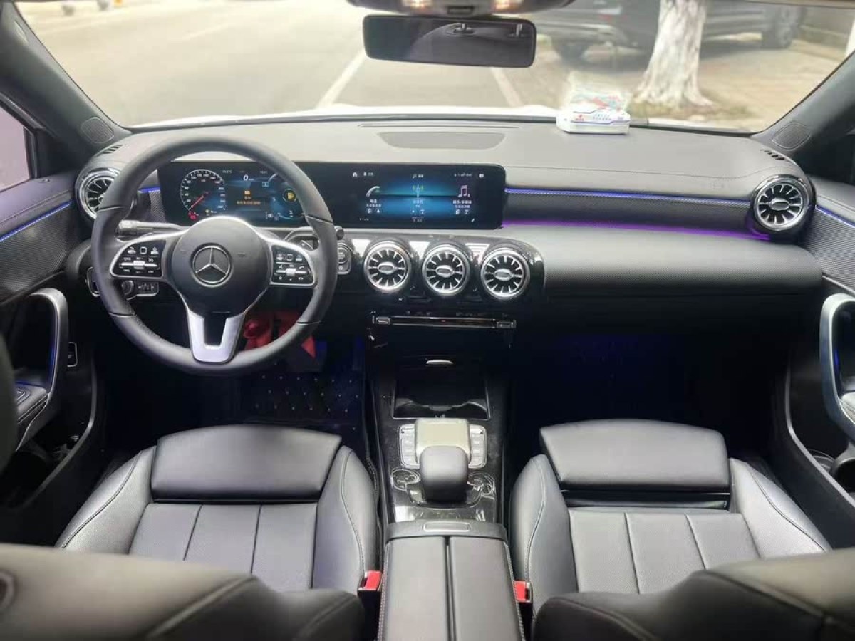奔馳 奔馳A級(jí)  2021款 改款 A 180 L 運(yùn)動(dòng)轎車圖片