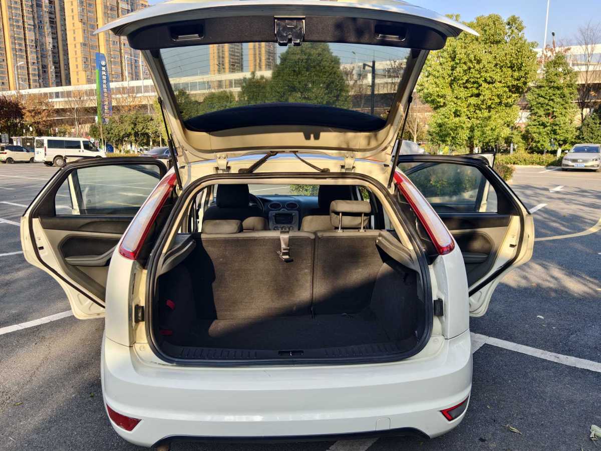 福特 ?？怂? 2013款 兩廂經(jīng)典 1.8L 自動基本型圖片