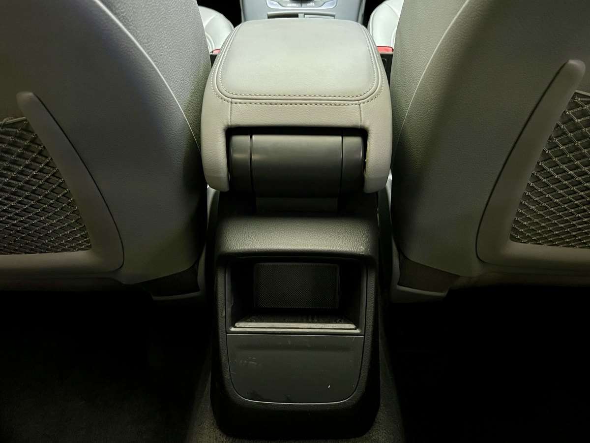 2018年10月奧迪 奧迪A3  2018款 30周年年型 Limousine 35 TFSI 時(shí)尚型