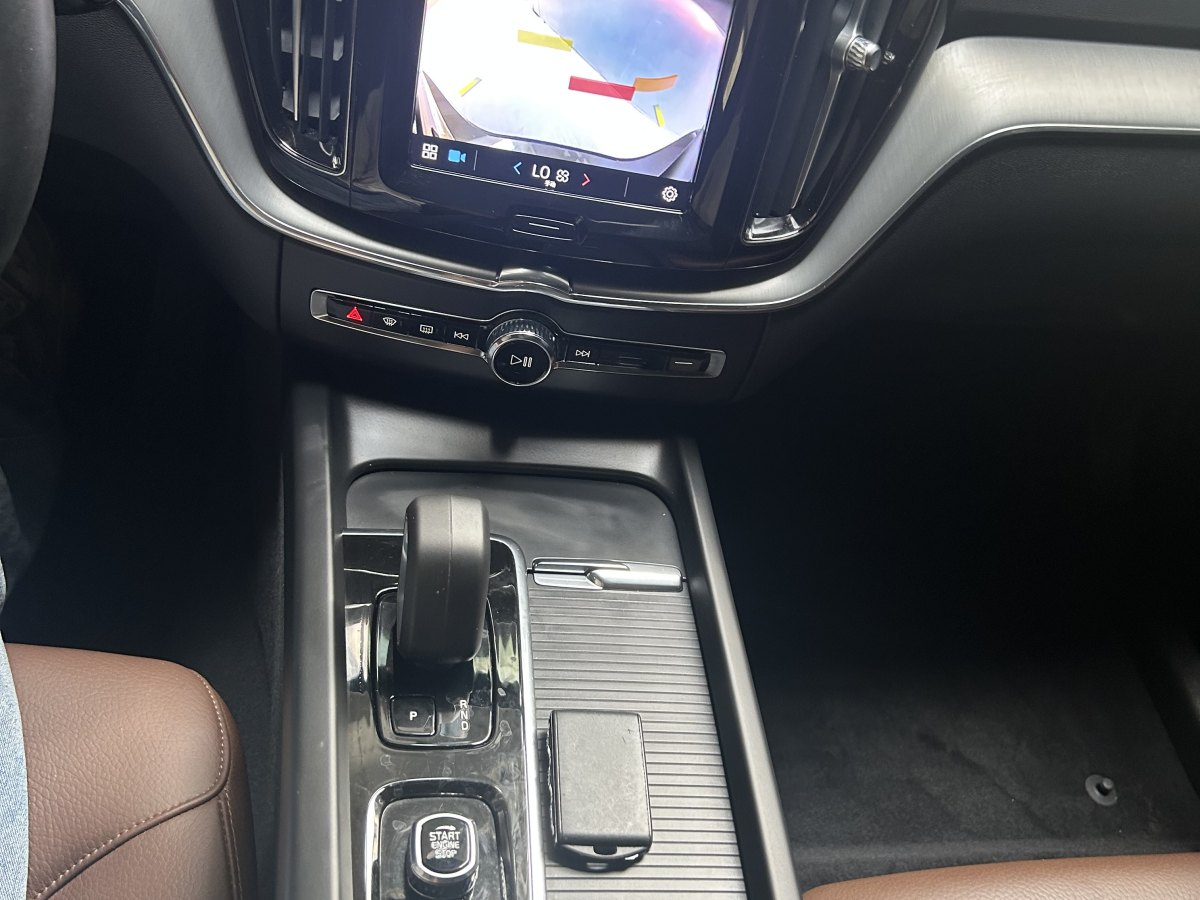 2023年7月沃爾沃 XC60  2024款 B5 四驅(qū)智逸豪華版