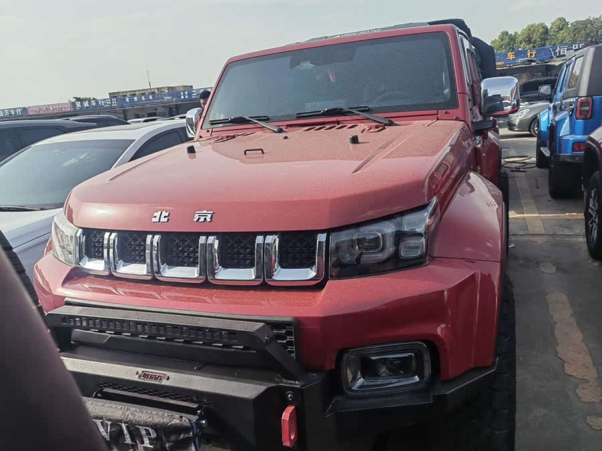 北京 BJ40  2021款 2.0D 自動(dòng)四驅(qū)刀鋒英雄版?zhèn)b客型圖片