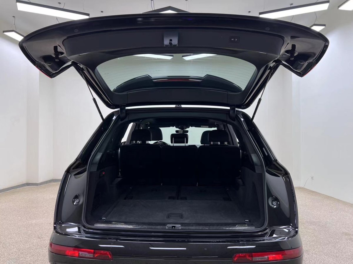 奧迪 奧迪Q7  2023款 55 TFSI quattro S line冰雪運(yùn)動(dòng)版圖片