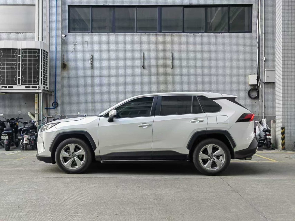 豐田 RAV4  2018款 榮放 2.0L CVT兩驅(qū)風(fēng)尚版圖片