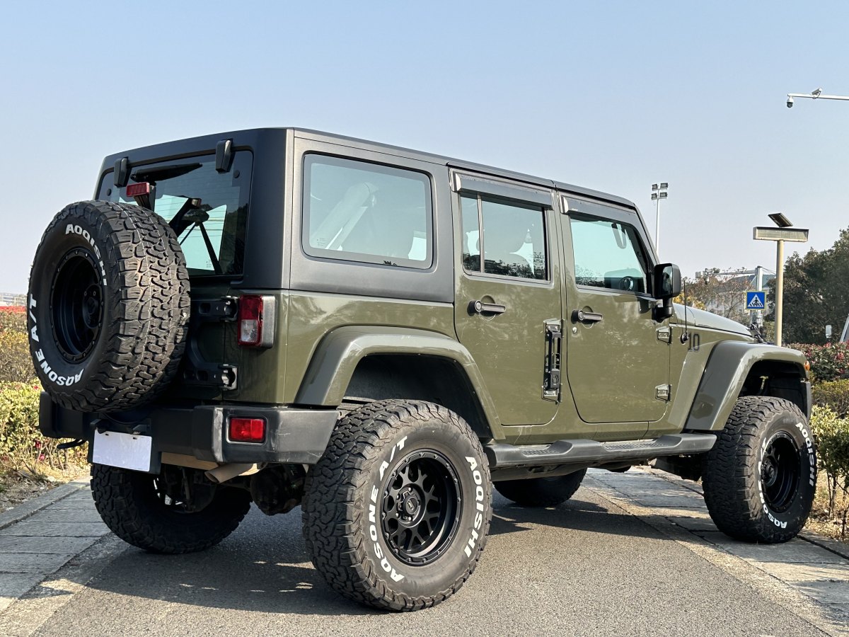 Jeep 牧馬人  2015款 3.0L Sahara 四門(mén)舒享版圖片