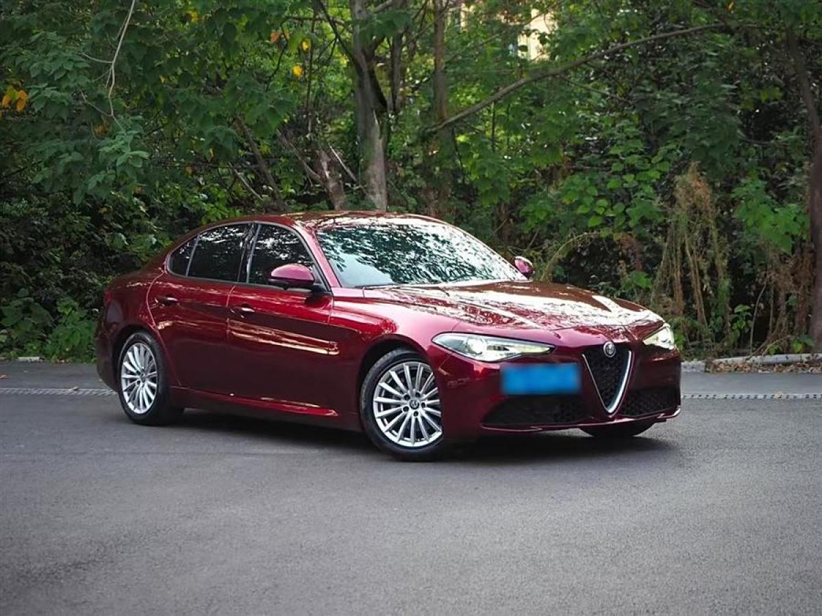 2017年11月阿爾法·羅密歐 Giulia  2018款 2.0T 200HP 精英版 碳纖維限量版