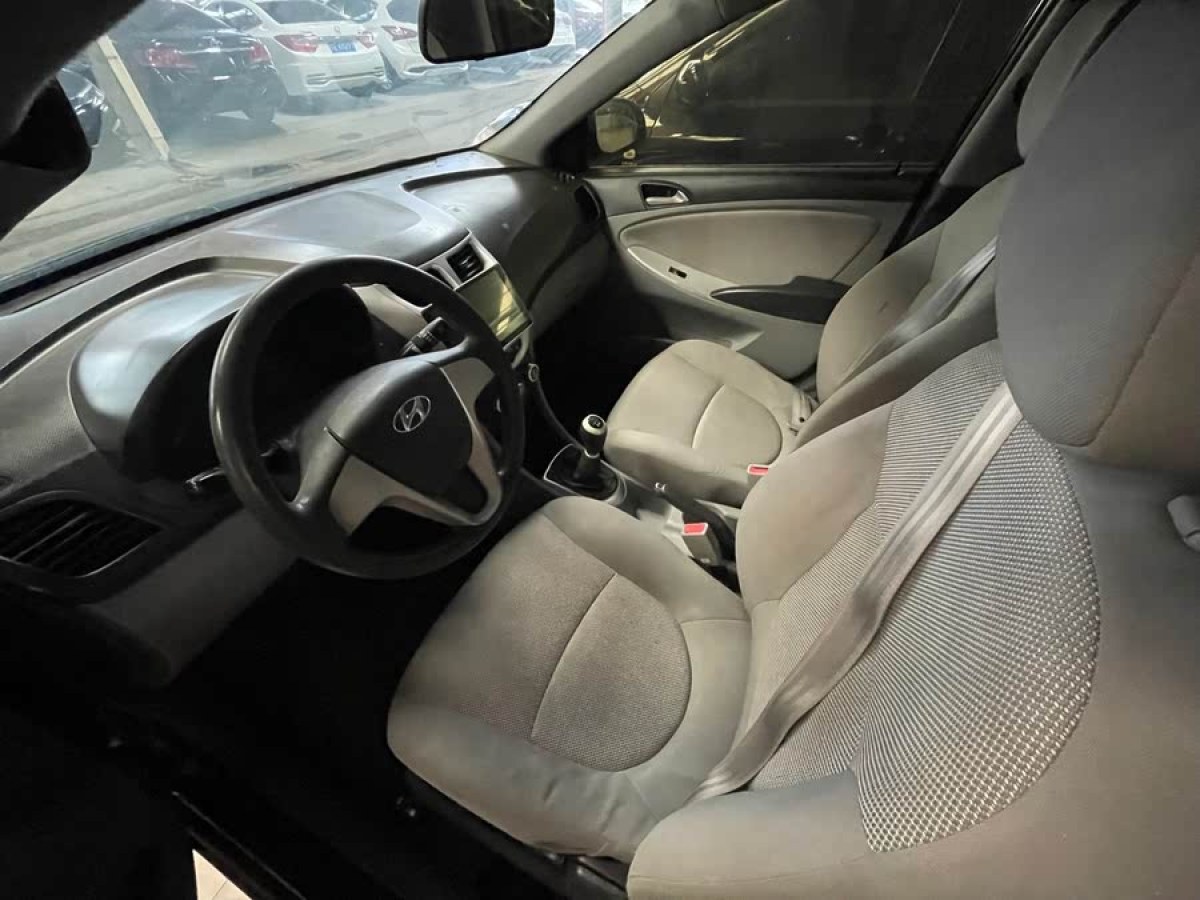 現(xiàn)代 瑞納  2010款 三廂 1.4L 手動舒適型GS圖片