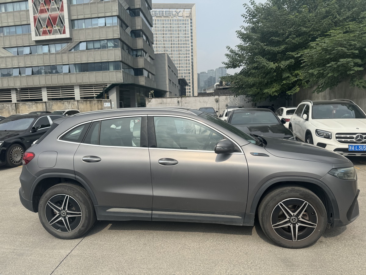 奔馳 奔馳EQA  2022款 EQA 300 4MATIC 首發(fā)特別版圖片