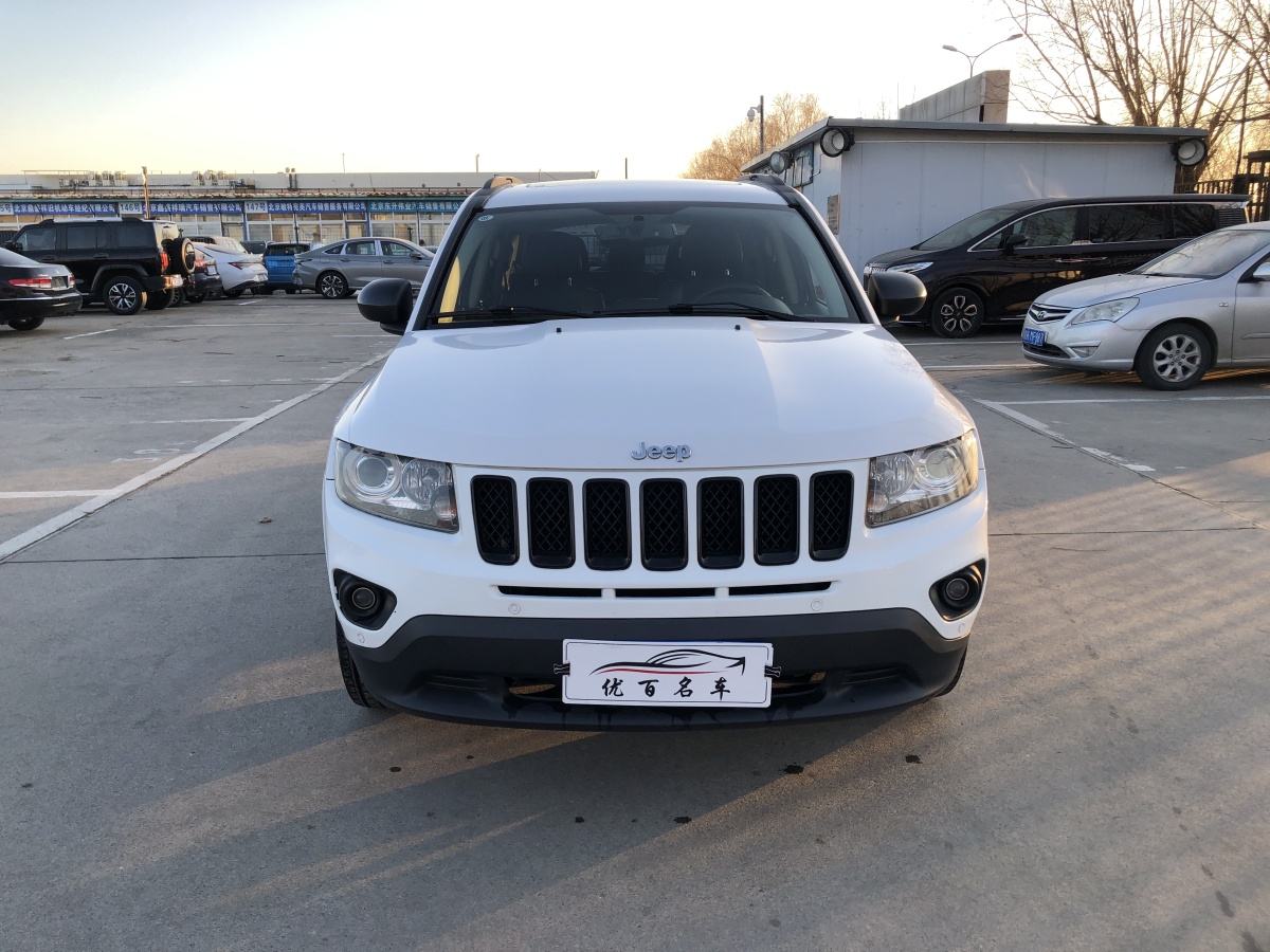 Jeep 指南者  2013款 2.4L 四驅炫黑導航版圖片