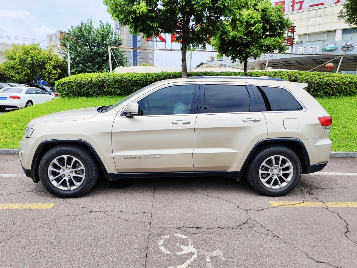 Jeep 大切諾基  2014款 3.6L 精英導(dǎo)航版圖片