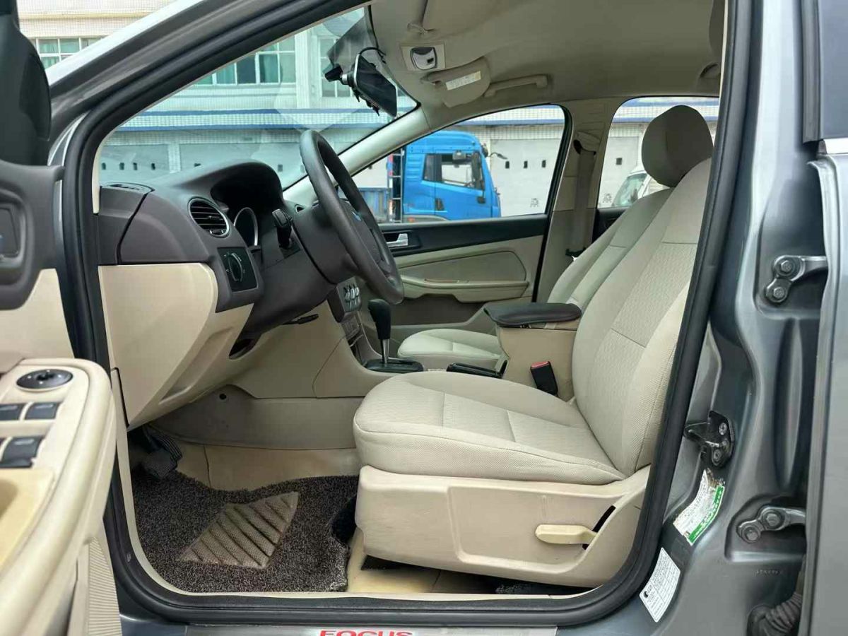 福特 ?？怂? 2013款 三廂經(jīng)典 1.8L 自動基本型圖片