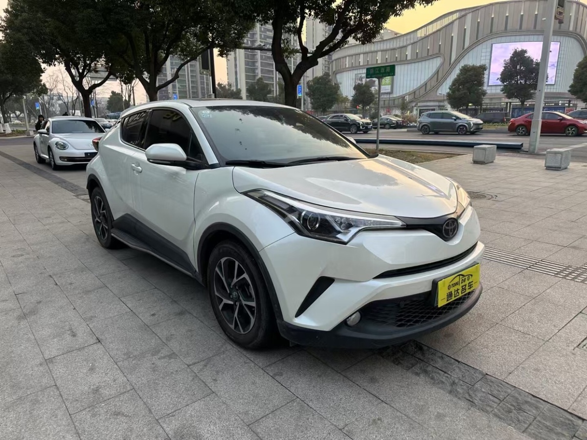 豐田 C-HR  2020款 2.0L 領(lǐng)先版圖片