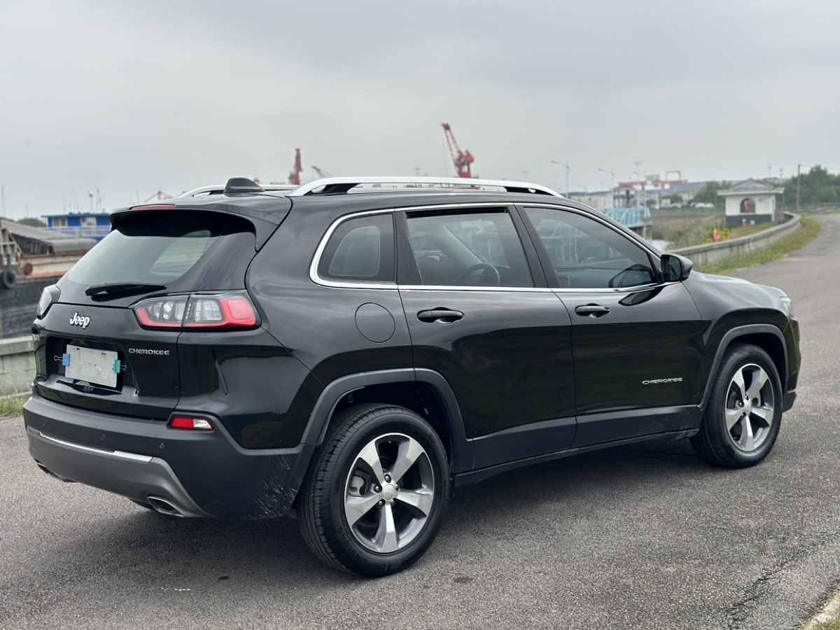 Jeep 自由光  2020款 2.0T 兩驅(qū)領(lǐng)先版圖片