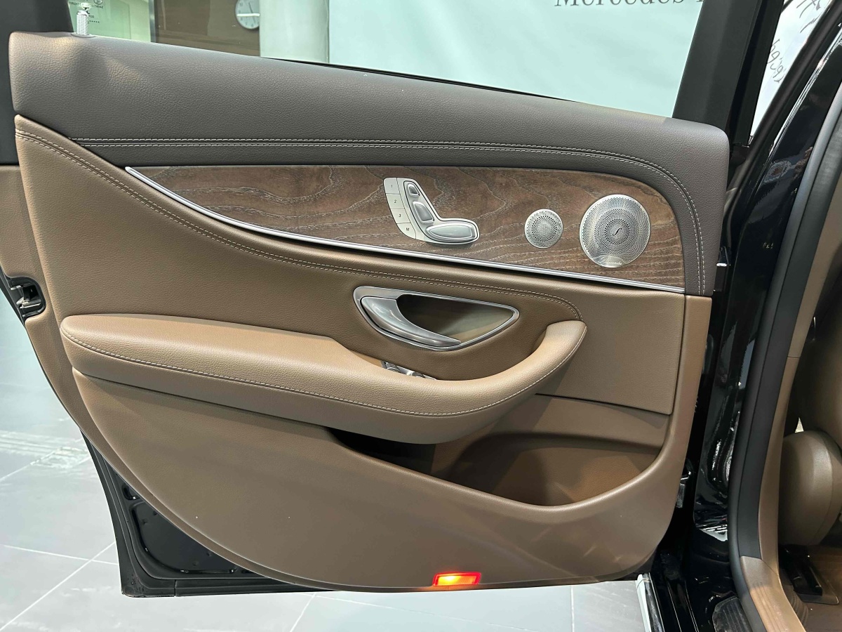 奔驰 奔驰E级  2021款 改款 E 300 L 豪华型图片
