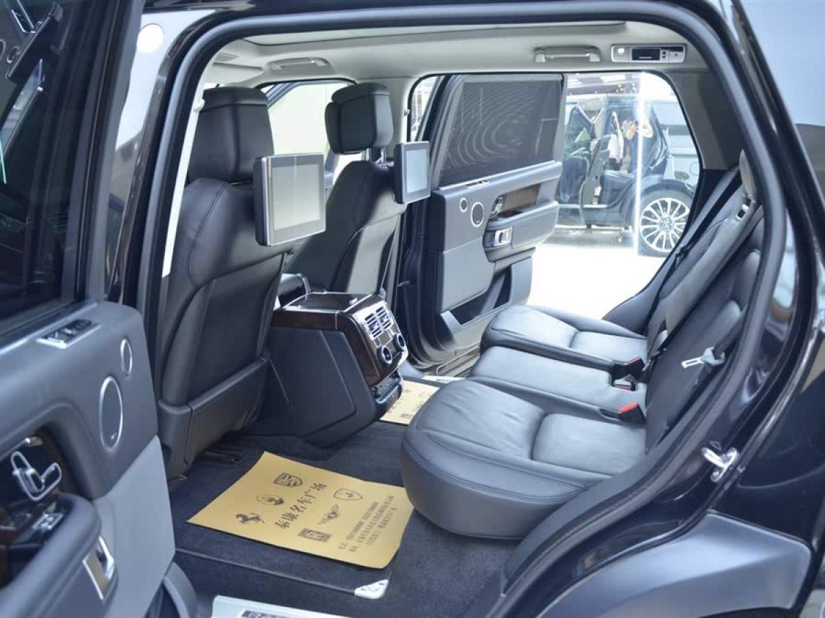路虎 攬勝  2022款 3.0 L6 400PS 傳世加長經(jīng)典版圖片