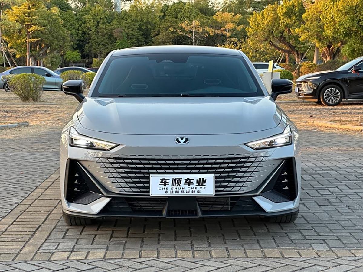 長(zhǎng)安 長(zhǎng)安UNI-V  2023款 1.5T 尊貴型圖片