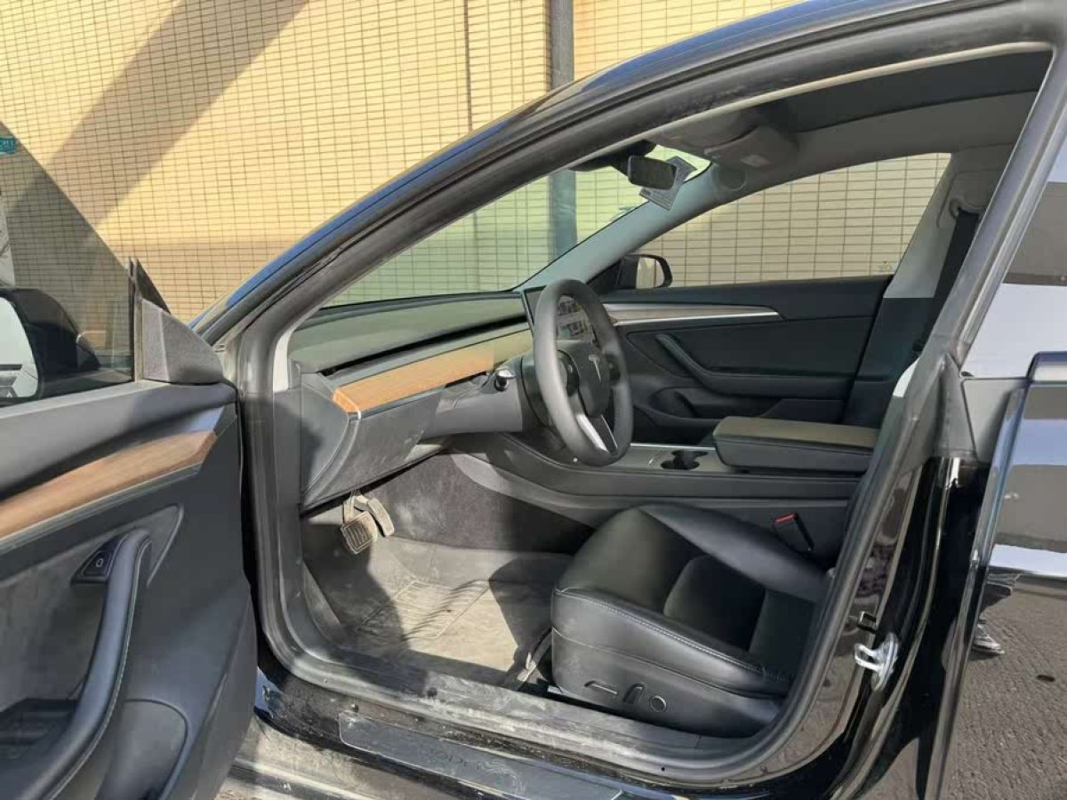 特斯拉 Model 3  2021款 改款 標(biāo)準(zhǔn)續(xù)航后驅(qū)升級版圖片