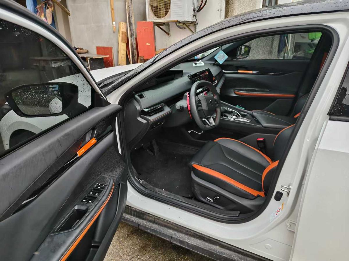 長安 長安UNI-V  2023款 1.5T 尊享型圖片