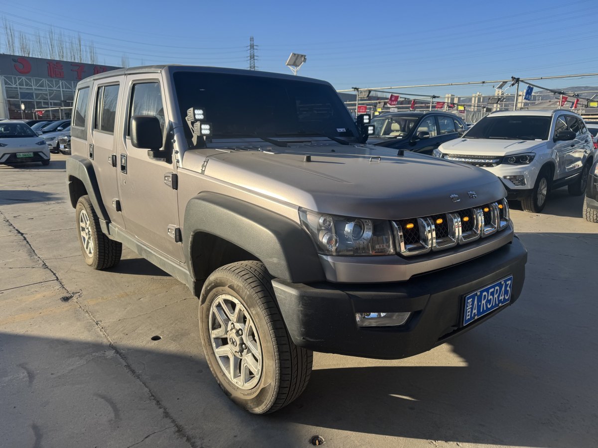 北京 BJ40  2016款 40L 2.0T 手動四驅(qū)尊貴版圖片