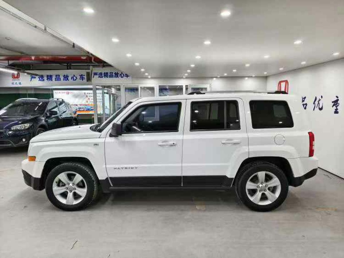 Jeep 自由客  2014款 2.0L 運(yùn)動(dòng)增強(qiáng)版圖片