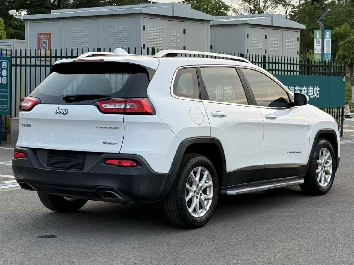 Jeep 自由光  2017款 2.0L 優(yōu)越版圖片