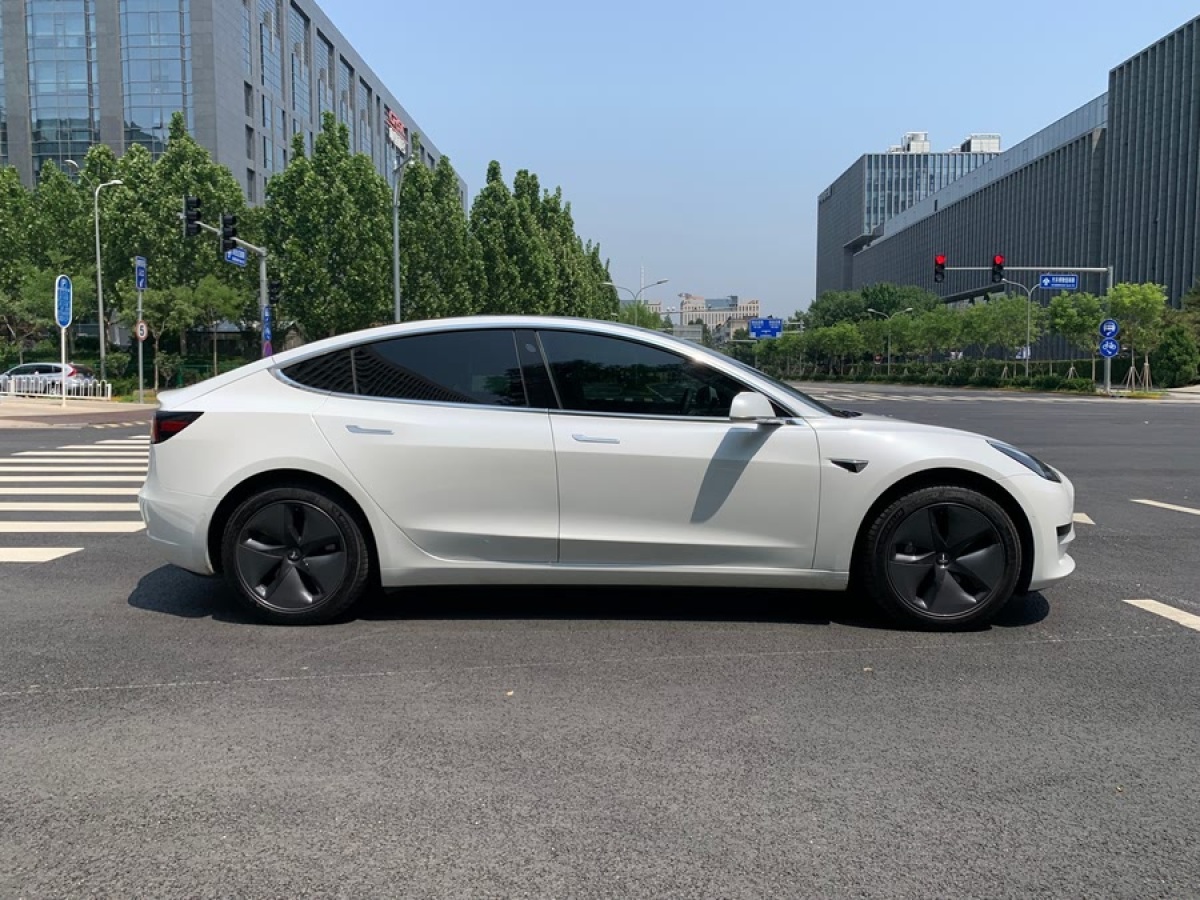 特斯拉 Model 3  2019款 標(biāo)準(zhǔn)續(xù)航后驅(qū)升級(jí)版圖片