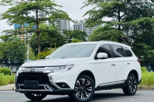 歐藍(lán)德 三菱 2.4L 四驅(qū)致享版 7座 國(guó)VI