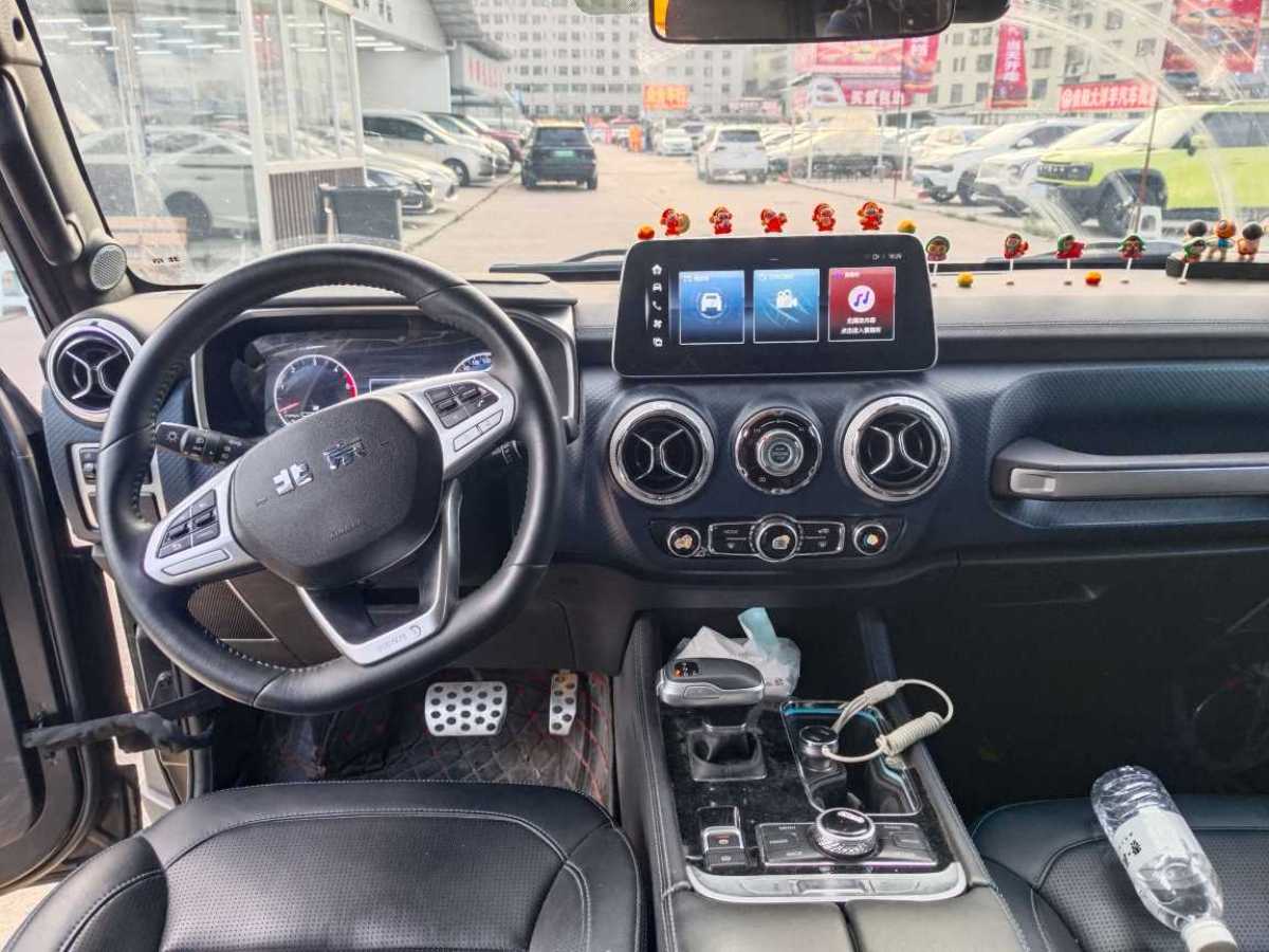 北京 BJ40  2021款 2.0D 自動(dòng)四驅(qū)刀鋒英雄版?zhèn)b客型圖片