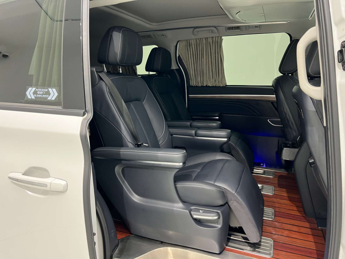 廣汽傳祺 M8  2021款 領(lǐng)秀系列 390T 至尊版圖片