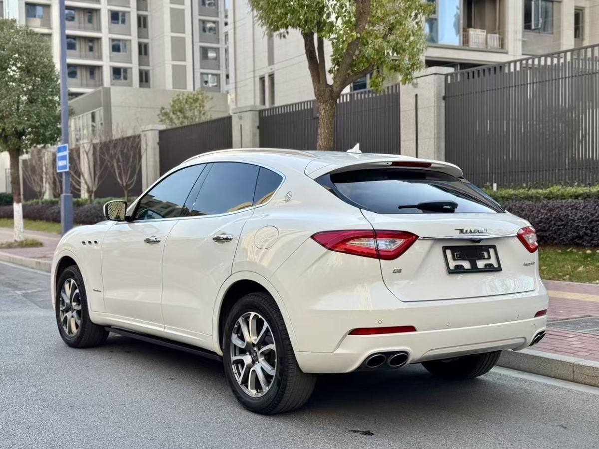 瑪莎拉蒂 Levante  2019款  3.0T 350Hp 標(biāo)準(zhǔn)版圖片