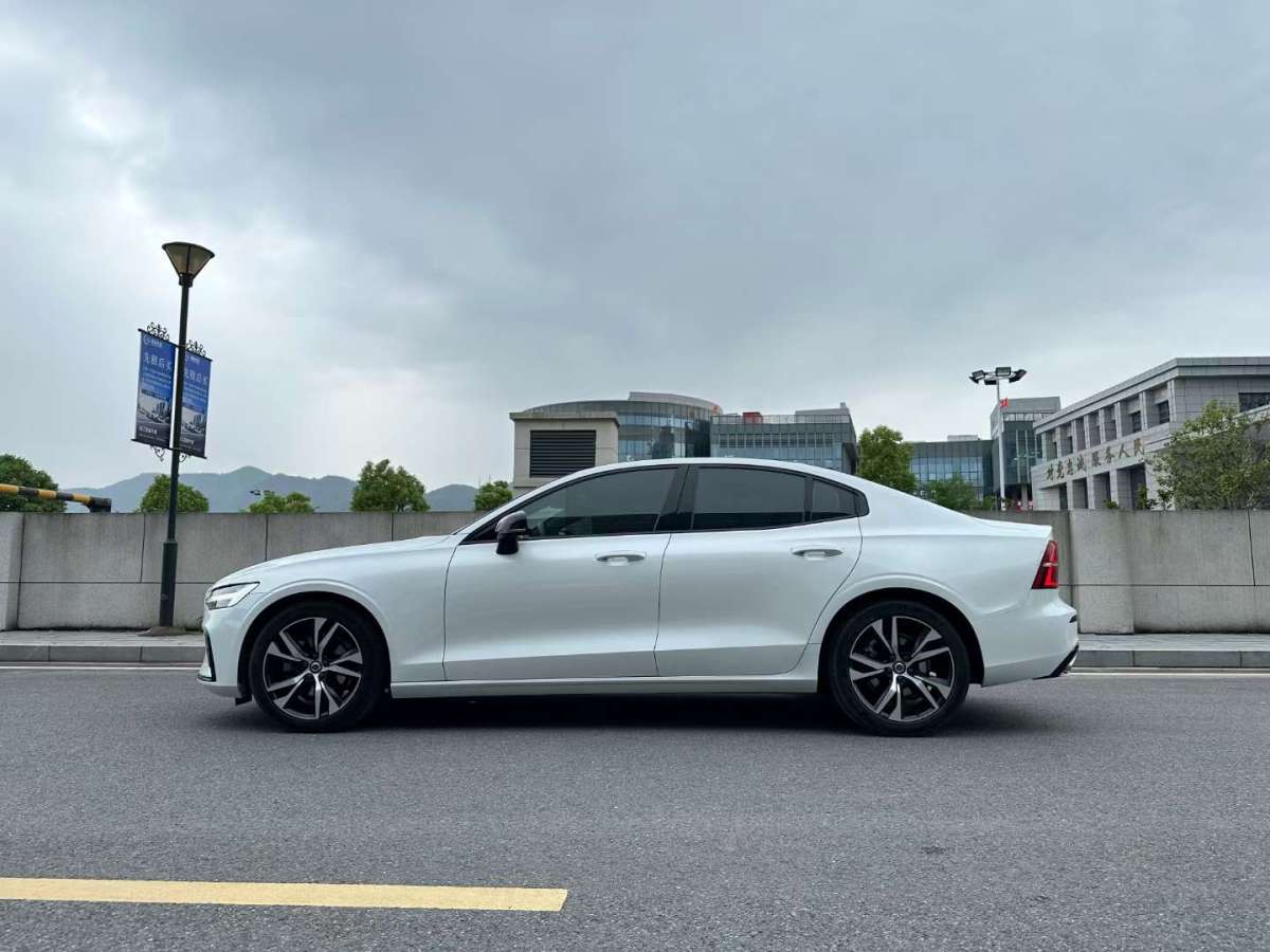 沃爾沃 S60L  2020款 T4 智遠(yuǎn)運(yùn)動版圖片