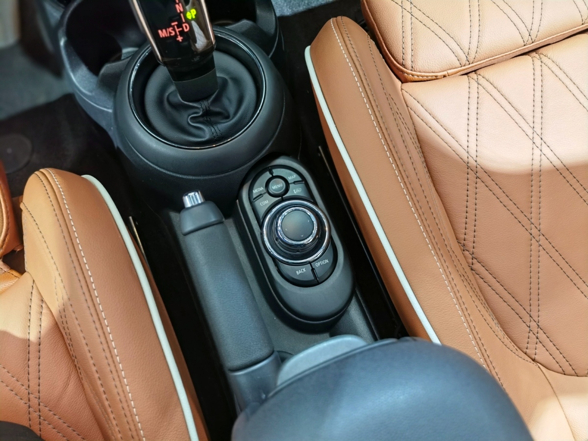 MINI MINI  2022款 改款 1.5T COOPER 艺术家 五门版图片