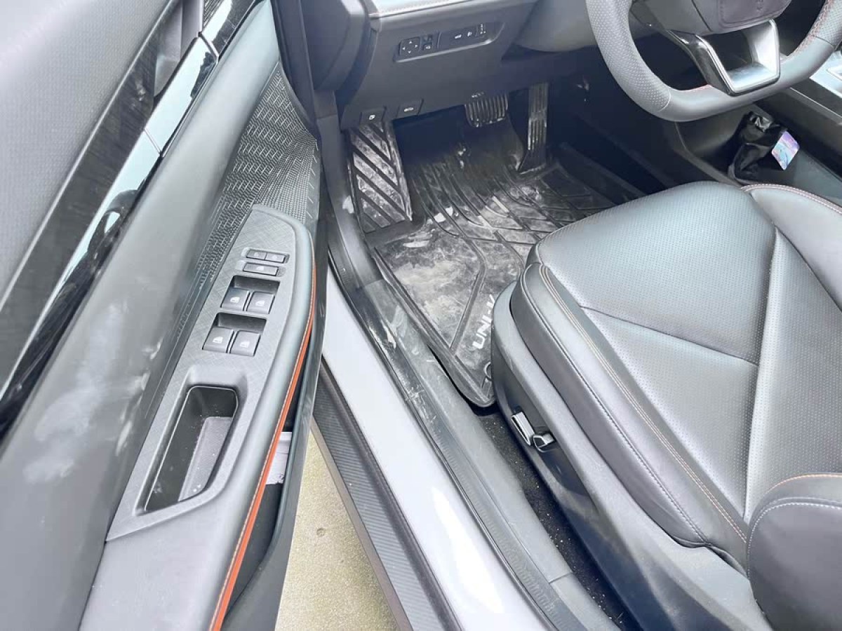 長安 長安UNI-V  2022款 1.5T 尊貴型圖片